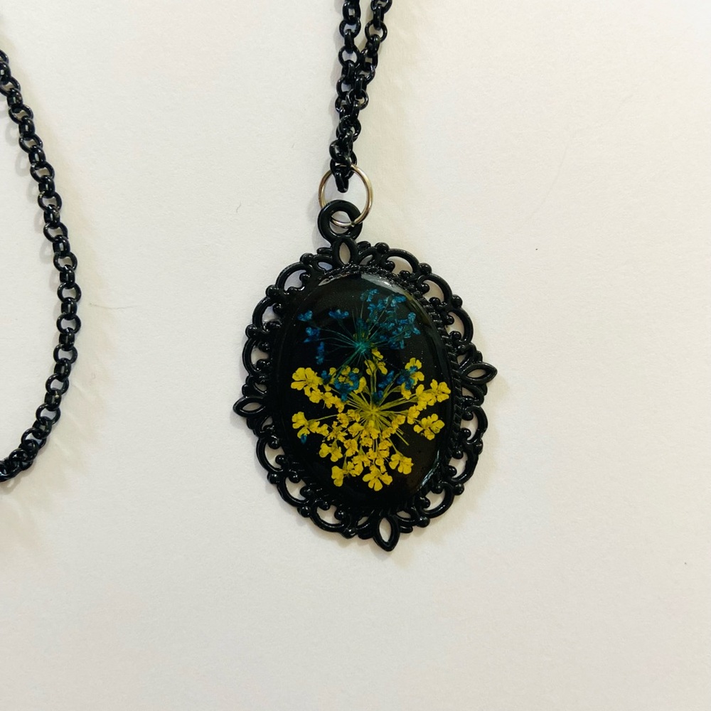 Blue and yellow dried starburst flowers pendant
